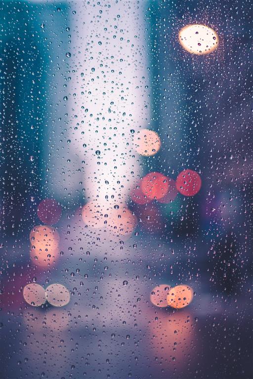 Krople deszczu na szybie, fot. Unsplash